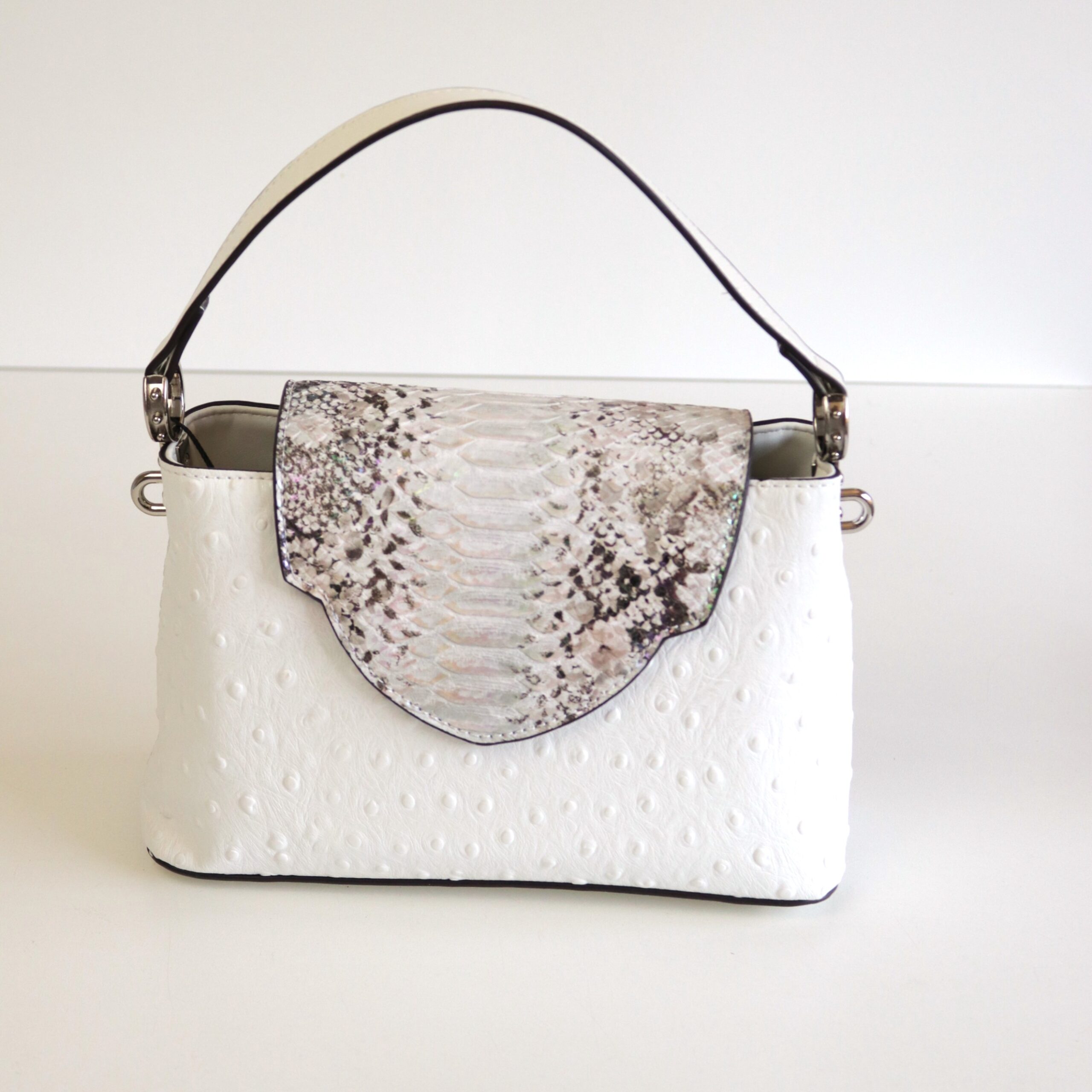 Chic Convertible White Ostrich-Effect Handbag with Snake-Print Flap - Image 2